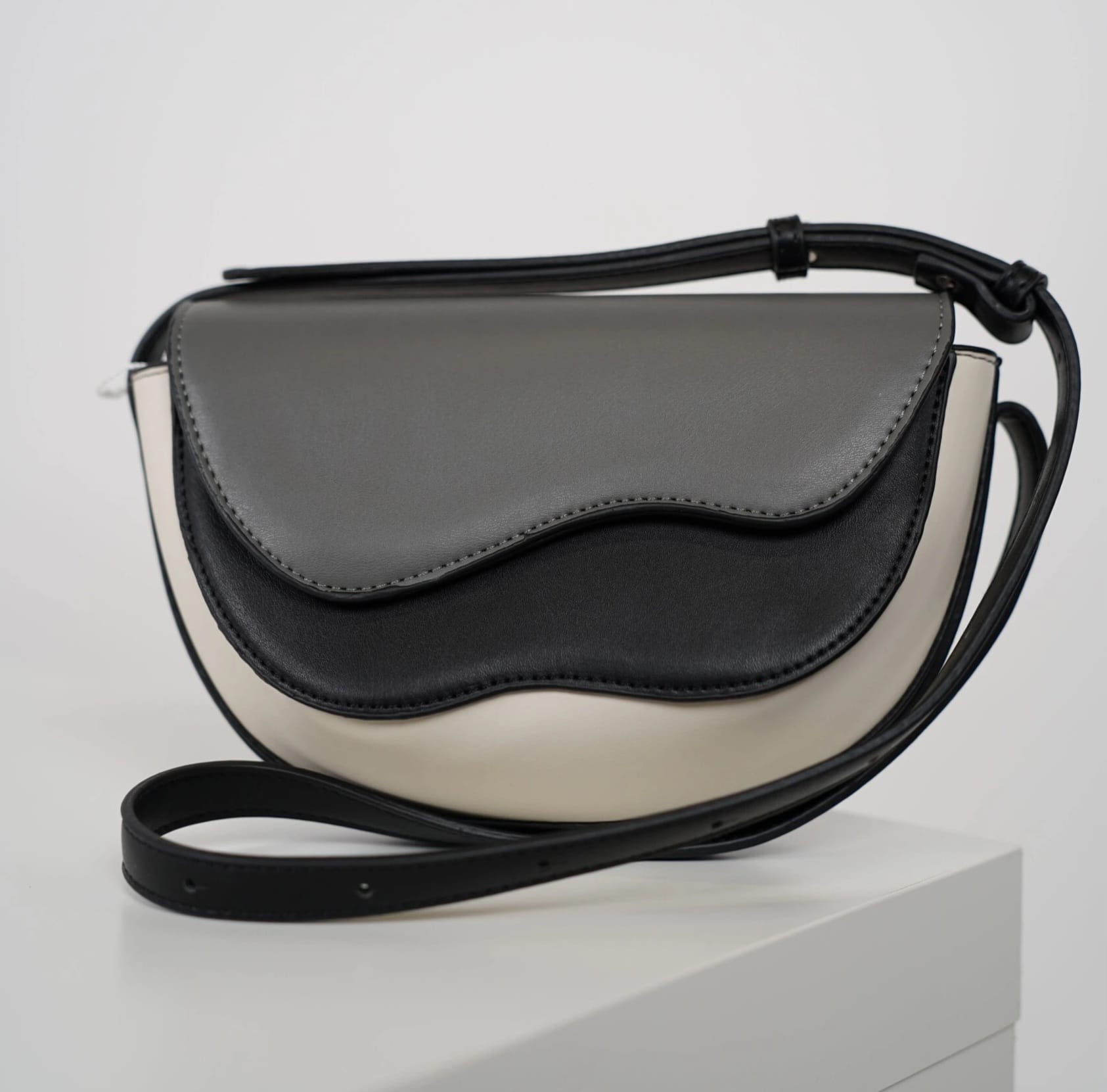 Élanya Cross Bag - Image 10